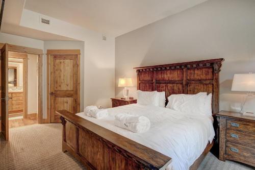 Ein Bett oder Betten in einem Zimmer der Unterkunft Arrowhead Village at Beaver Creek