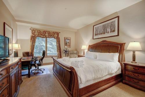 Ein Bett oder Betten in einem Zimmer der Unterkunft Arrowhead Village at Beaver Creek