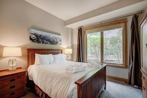 Ein Bett oder Betten in einem Zimmer der Unterkunft Arrowhead Village at Beaver Creek