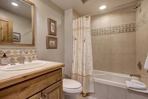 Ein Badezimmer in der Unterkunft Arrowhead Village at Beaver Creek