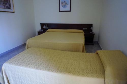 two beds in a small room with two bedsvisor at Hotel Stella 2000 in Olbia