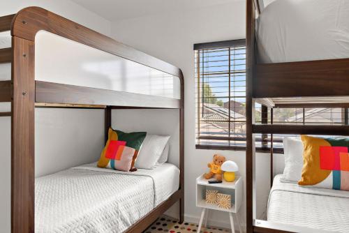 Postel nebo postele na pokoji v ubytování Float Fun Retreat Pool Hot Tub Fire Pit Foosball Pool Table