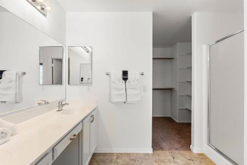 Koupelna v ubytování Float Fun Retreat Pool Hot Tub Fire Pit Foosball Pool Table