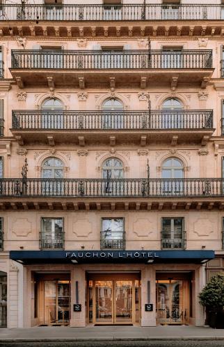 La fachada o entrada de Fauchon l'Hôtel Paris