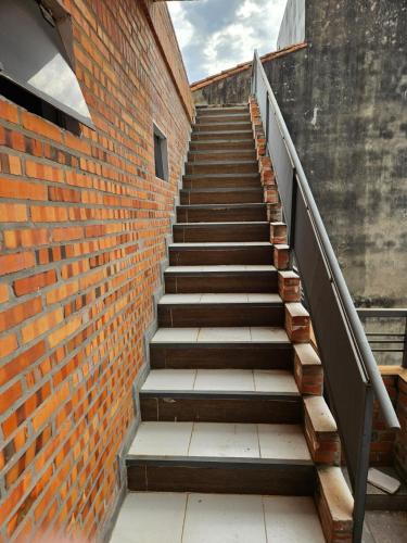 eine Treppe, die zu einer Backsteinmauer führt in der Unterkunft Hermoso depto en Fdo in Fernando de la Mora