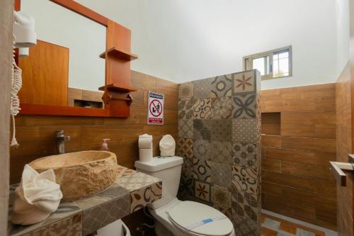a bathroom with a sink and a toilet at Suucilha in Valladolid