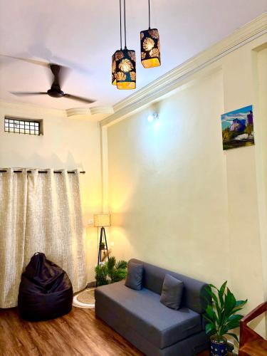 Χώρος καθιστικού στο Navkar Homestay - Ground Floor 2BHK near Mahakal