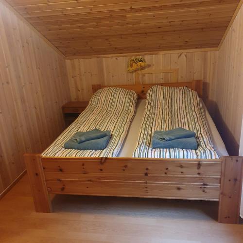 Ένα ή περισσότερα κρεβάτια σε δωμάτιο στο Cabin in scenic surroundings in Senja