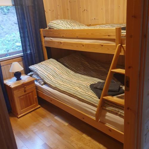 Ένα ή περισσότερα κρεβάτια σε δωμάτιο στο Cabin in scenic surroundings in Senja