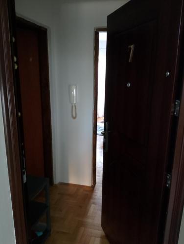 einen Flur mit Tür zu einem Zimmer in der Unterkunft Stan Nex in Pljevlja