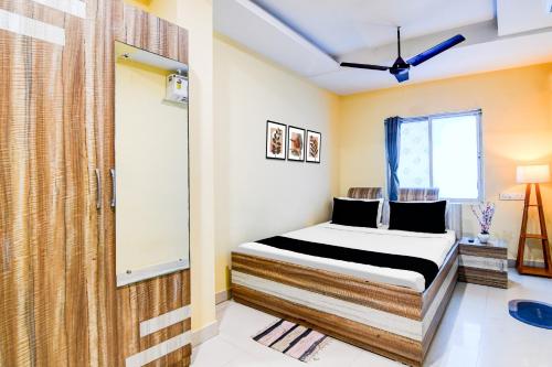 a bedroom with a bed and a window at Hotel O The Lord Jagannath Guest House in Puri