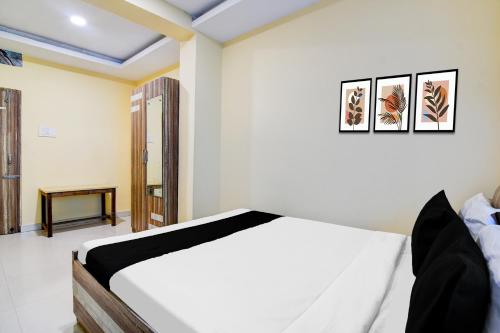 a bedroom with a bed in a room at Hotel O The Lord Jagannath Guest House in Puri