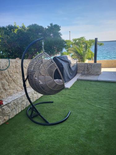 a metal object on the grass in a yard at Villa Mondee in Mandre