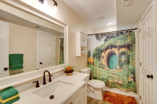 une salle de bain avec un lavabo et des toilettes dans l'établissement The Green Dragon Near Hiking and Dtwn Cedar City!, à Cedar City