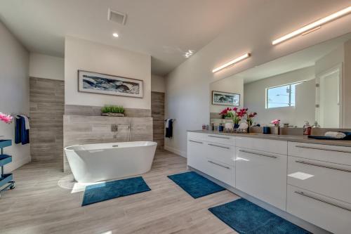 Koupelna v ubytování NEW BUILD-Heated Pool & Spa-Canal - South Exposure - House Aruba