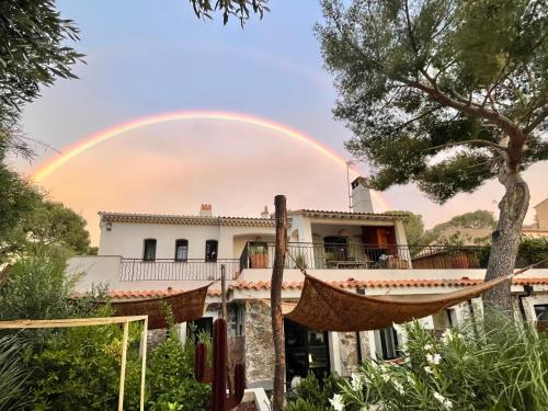 een regenboog boven een huis met hangmatten bij Beija Flor in Agay - Saint Raphael