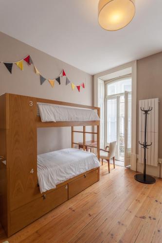 Katil atau katil-katil dalam bilik di Being Porto Hostel
