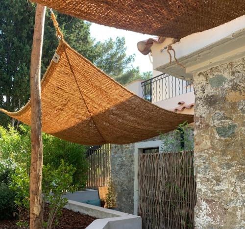 een hangmat aan de zijkant van een huis bij Beija Flor in Agay - Saint Raphael