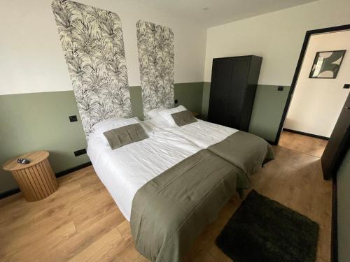 a bedroom with a large bed in a room at Maison 2 chambres avec terrasse in Doullens