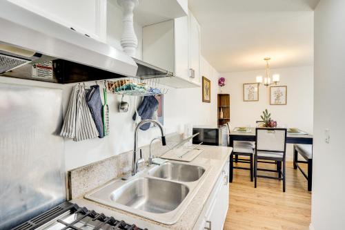 eine Küche mit Spüle und Arbeitsplatte in der Unterkunft Explore SoCal! Cozy Retreat Near Disney and Beaches in Westminster