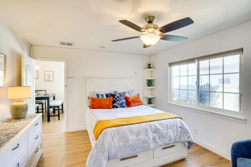 ein Schlafzimmer mit einem Bett und einem Deckenventilator in der Unterkunft Explore SoCal! Cozy Retreat Near Disney and Beaches in Westminster