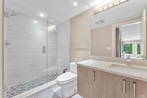 Ένα μπάνιο στο West Vancouver 1 Bedroom Suite Garden View by Moonlight B&B