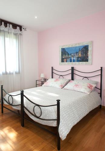 a bedroom with a large bed in a room at Casa Vacanze Riviera del Brenta in Dolo