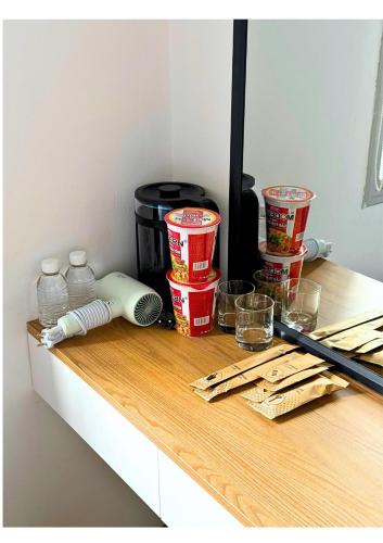 um balcão com alguma comida e xícaras em cima em Chạm's Hotel & Homestay em Cidade de Ho Chi Minh