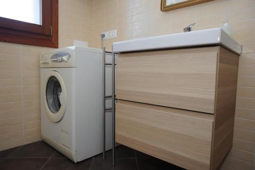 a washing machine and a sink in a bathroom at Casa Vacanze Riviera del Brenta in Dolo