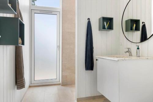 un bagno con lavandino e specchio di 0235-Romo-Norre-Frankel-63 a Rømø Kirkeby