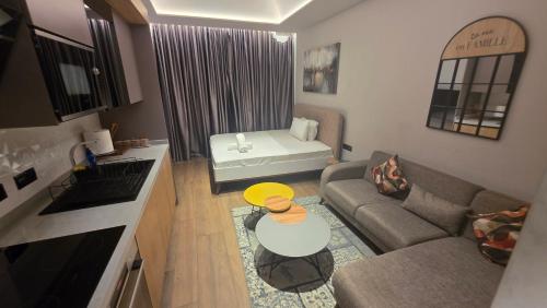 un petit salon avec un canapé et une table dans l'établissement The Diamond in City luxury suites by Cozy, à Accra