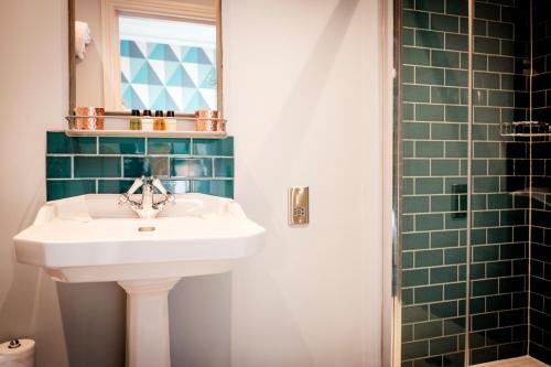 a bathroom with a sink and a mirror at The Queen's Head in Kingston upon Thames