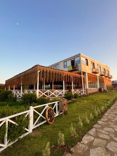 Bygningen som campingpladsen ligger i