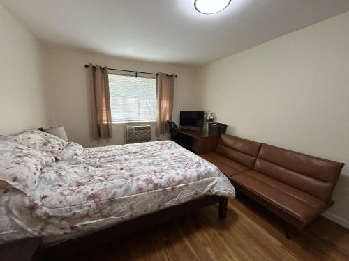 Postel nebo postele na pokoji v ubytování NYC Bayside LIRR Cozy Suite