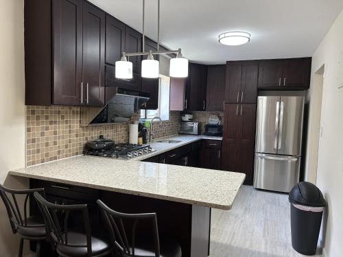 Kuchyň nebo kuchyňský kout v ubytování NYC Bayside LIRR Cozy Suite