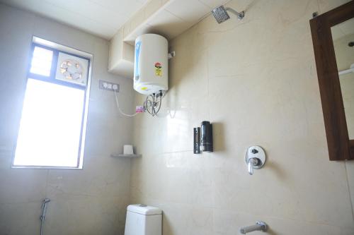 Ein Badezimmer in der Unterkunft Raj Residency Gurgaon