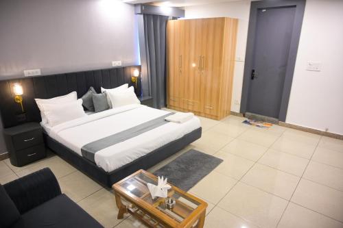 Ein Bett oder Betten in einem Zimmer der Unterkunft Raj Residency Gurgaon