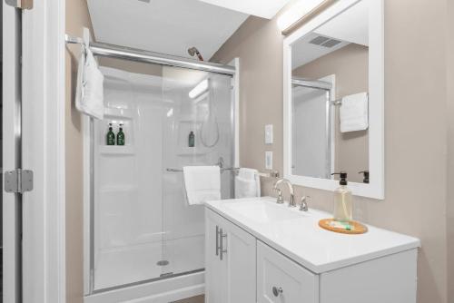 Ένα μπάνιο στο Spacious 5BR Firepit with Deck Near OSU and More