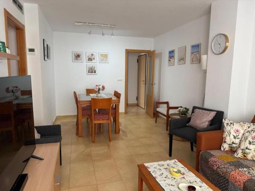 un soggiorno con un divano e un tavolo di La Manga Punta Cormoran Apartment a La Manga del Mar Menor