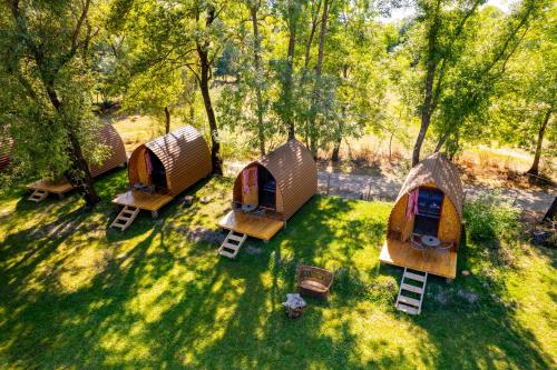 Taman di luar Camp River Skadar Lake