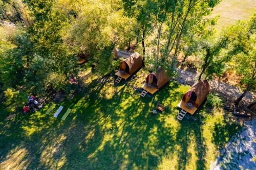 Taman di luar Camp River Skadar Lake