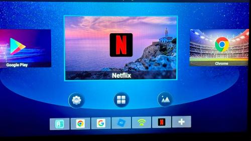 un écran de jeu vidéo avec le n et diverses applications dans l'établissement BB Apartment Pristina Kosovo, à Pristina