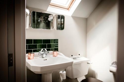 a bathroom with a sink and a mirror at The Queen's Head in Kingston upon Thames