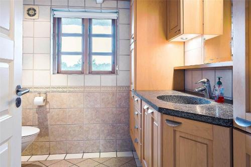 une petite salle de bain avec un lavabo et des toilettes dans l'établissement 0499-Romo-Vestergade-29, à Sønderby