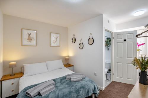 a bedroom with a bed with a blue blanket at Elmsleigh Nook in Rothbury