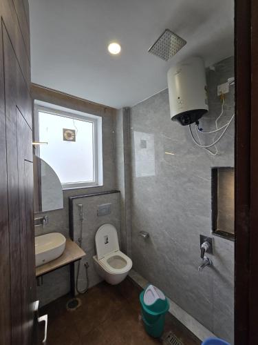 Un baño pequeño con inodoro y lavabo. en The Secret, en Narendranagar