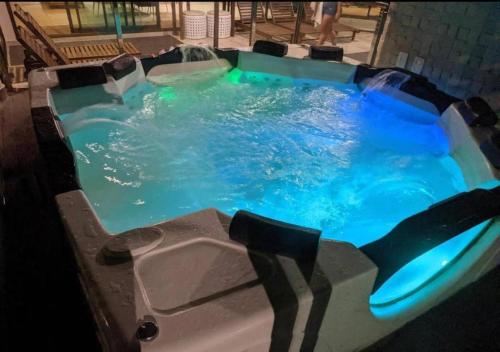 a jacuzzi tub in a building with a blue pool at VG Sun Cumbuco - Praia e Tranquilidade in Caucaia