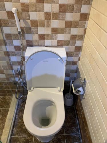 a bathroom with a toilet in a room with tiles at فندق غزالة برفكت توصيل مجاني للحرم - Ghazala Perfect Hotel Free shuttle service to the Haram in Makkah