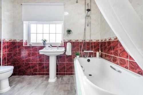 une salle de bain avec une baignoire blanche et un lavabo dans l'établissement Laurel Luxury Business, Families, Harrry Porter, Industrial Area, à Hemel Hempstead