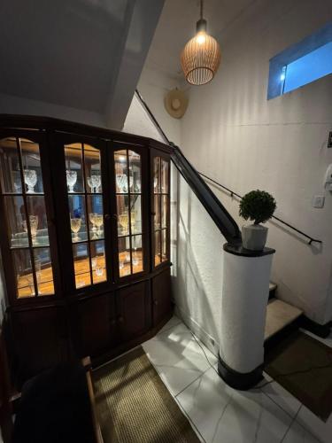 a hallway with a staircase with a potted plant at Pousada Mãe Linda in Aparecida